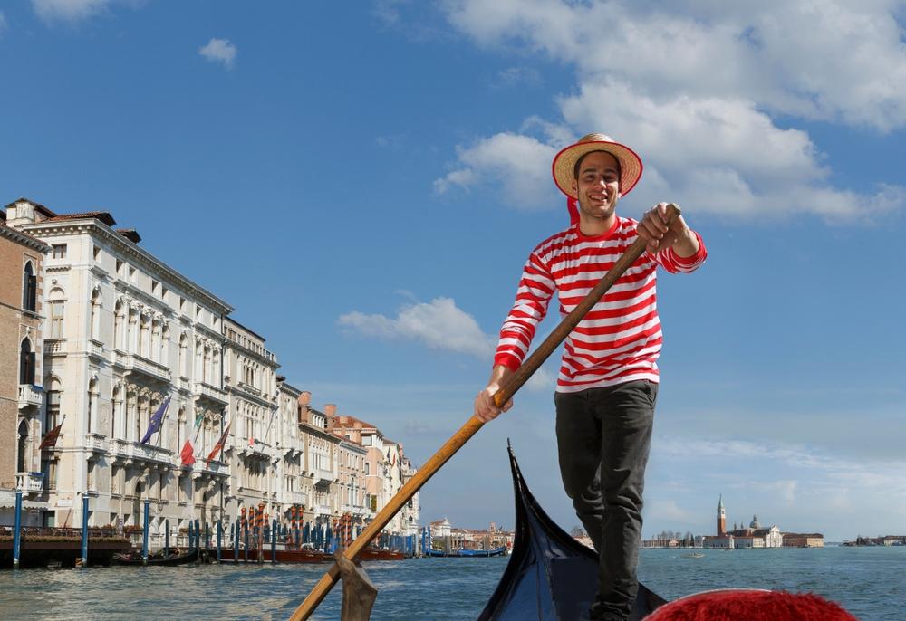gondolier pe canalele din venetia