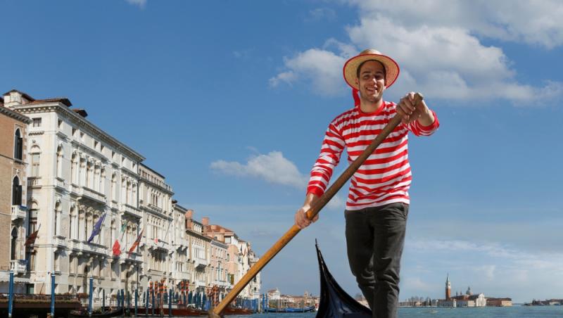 gondolier pe canalele din venetia