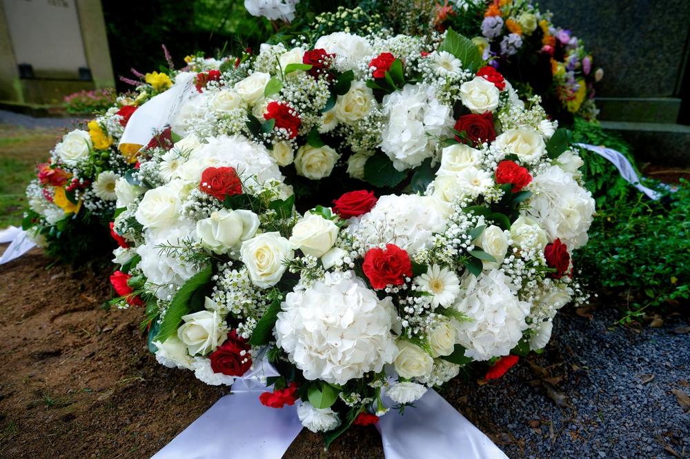 În ce orașe din România coroanele funerare sunt interzise în cimitir. Ce amenzi se pot aplica