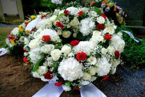 În ce orașe din România coroanele funerare sunt interzise în cimitir. Ce amenzi se pot aplica