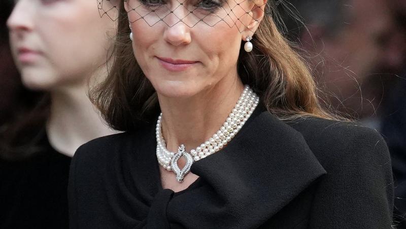 Kate Middleton, din nou în doliu. Ce mesaj subtil a transmis prin intermediul bijuteriilor alese