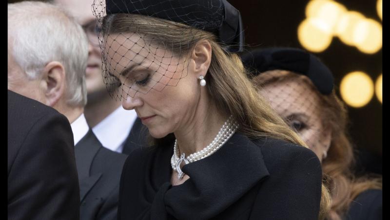 Kate Middleton, din nou în doliu. Ce mesaj subtil a transmis prin intermediul bijuteriilor alese
