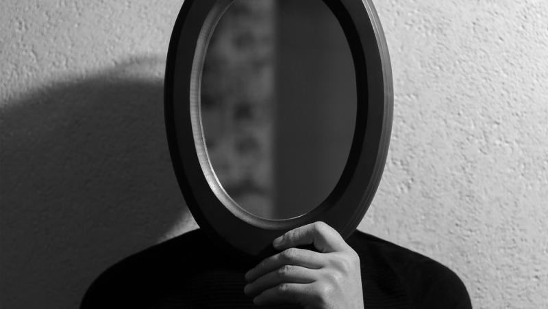 Oglinzile rotunde, un element de rău augur în casă. În ce mod pot influența energiile din cămin