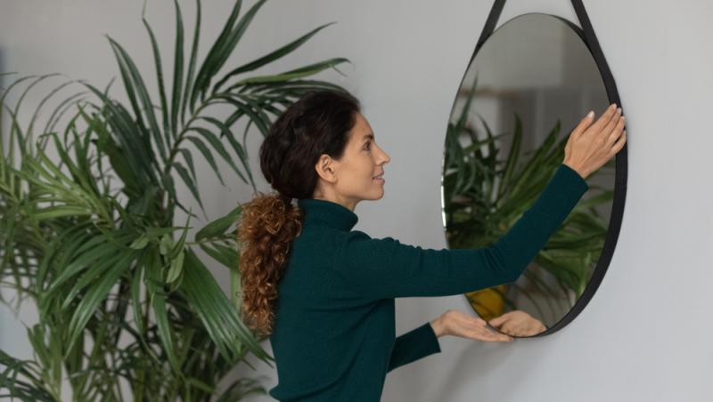 Oglinzile rotunde, un element de rău augur în casă. În ce mod pot influența energiile din cămin