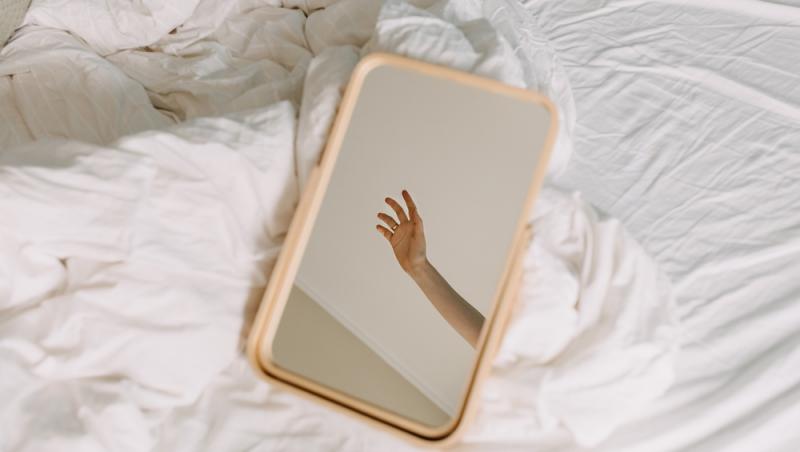 Oglinzile rotunde, un element de rău augur în casă. În ce mod pot influența energiile din cămin