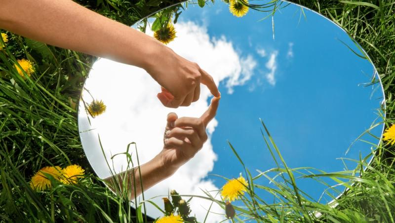 Oglinzile rotunde, un element de rău augur în casă. În ce mod pot influența energiile din cămin