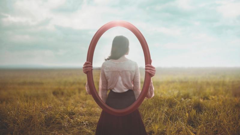 Oglinzile rotunde, un element de rău augur în casă. În ce mod pot influența energiile din cămin