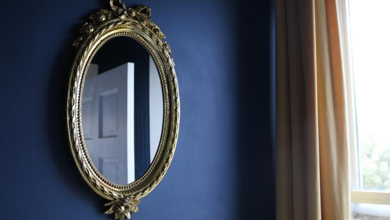 Oglinzile rotunde, un element de rău augur în casă. În ce mod pot influența energiile din cămin