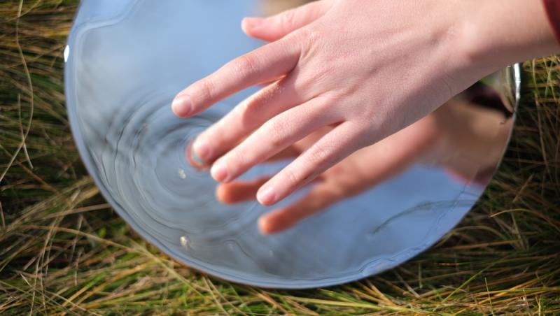 Oglinzile rotunde, un element de rău augur în casă. În ce mod pot influența energiile din cămin