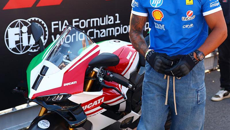 Cine este femeia alături de care a fost surprins Lewis Hamilton. Cei doi au ieșit la plimbare într-un bolid de 2 miloane de dolari