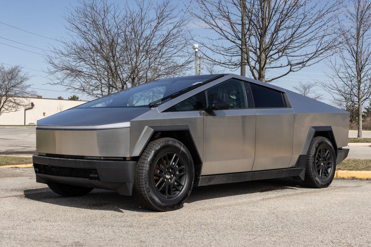 Tesla renunță la cel mai ieftin Cybertruck după doar 5 luni de la lansare. Ce probleme are vehiculul