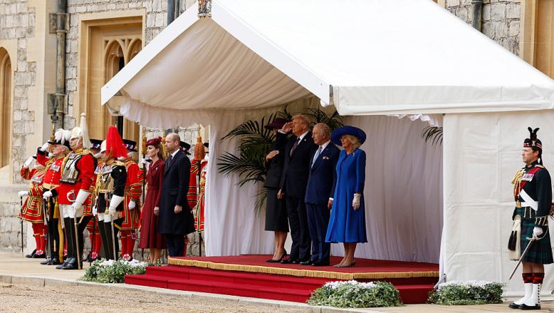 Melania și Donald Trump nu au făcut reverența în fața suveranilor Marii Britanii. De ce cuplul prezidențial a încălcat protocolul