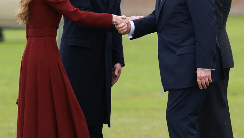 Melania și Donald Trump nu au făcut reverența în fața suveranilor Marii Britanii. De ce cuplul prezidențial a încălcat protocolul