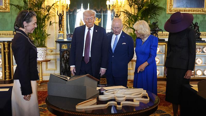 Melania și Donald Trump nu au făcut reverența în fața suveranilor Marii Britanii. De ce cuplul prezidențial a încălcat protocolul