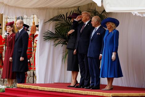 Melania și Donald Trump nu au făcut reverența în fața suveranilor Marii Britanii. De ce cuplul prezidențial a încălcat protocolul