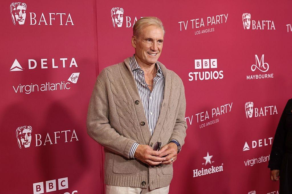 Dolph Lundgren îmbrăcat într-o ținută casual bej