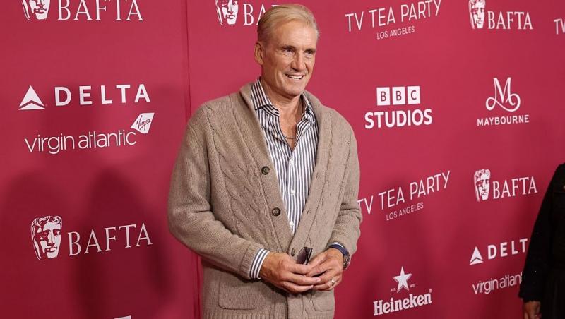 Dolph Lundgren îmbrăcat într-o ținută casual bej