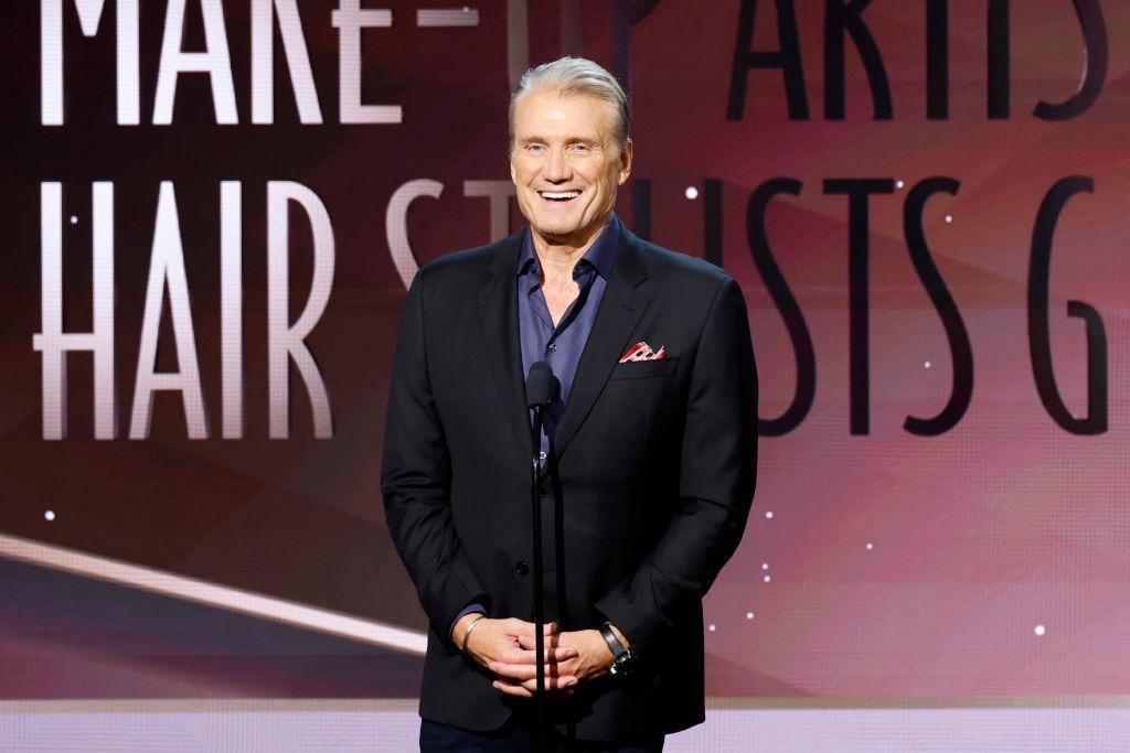 Dolph Lundgren îmbrăcat într-un costum negru