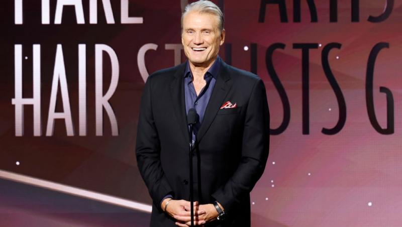 Dolph Lundgren îmbrăcat într-un costum negru