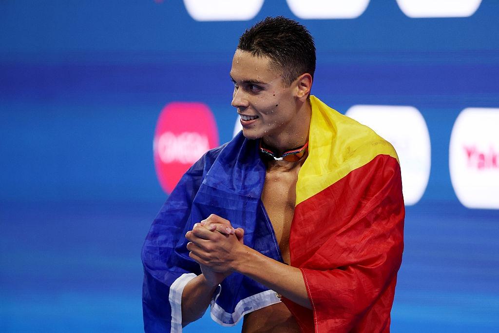 David Popovici acoperit cu drapelul României