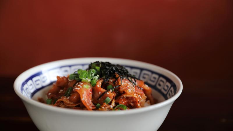 Jaeyook Kimchi Bokkeum (sau Jaeyook Bokkeum) este un fel de mâncare coreean preparat din carne de porc prăjită cu kimchi și alte condimente