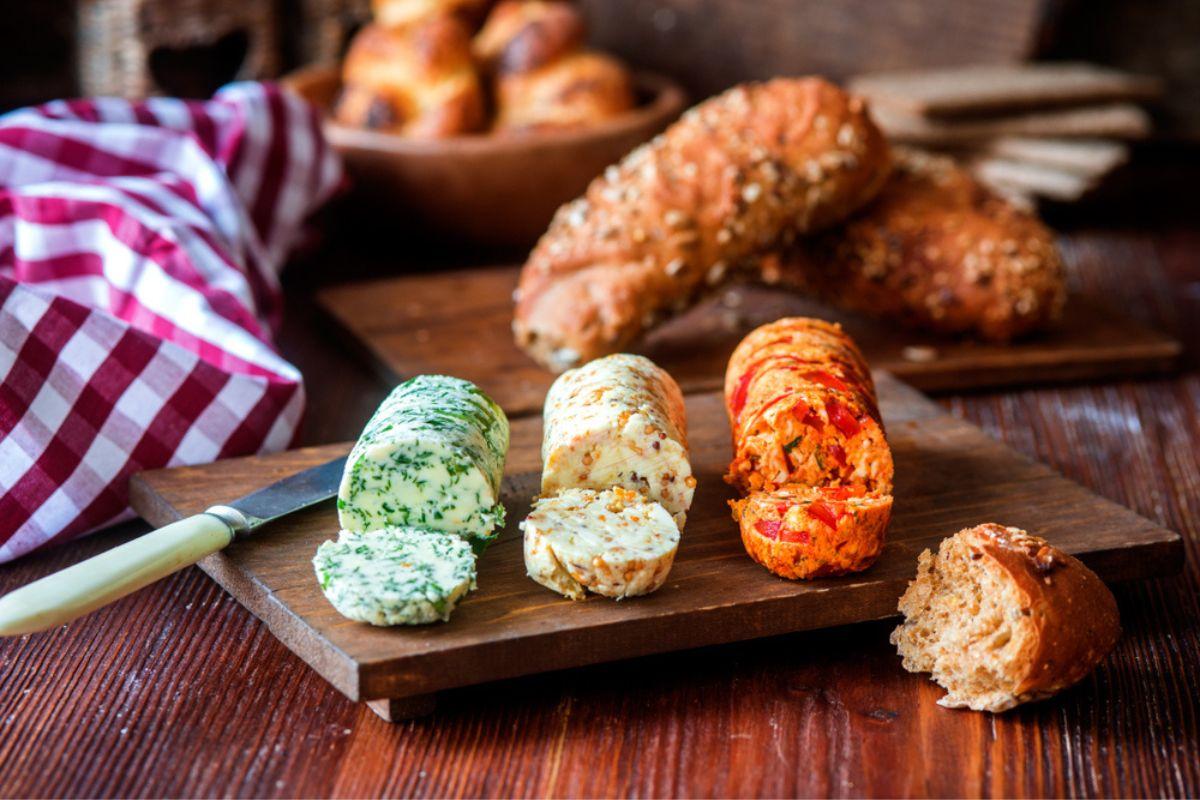 Cum poți face acasă unt aromat. Ce ingrediente poți adăuga &icirc;n el pentru a fi mai gustos