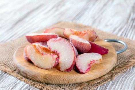 Cum să congelezi piersicile ca să își păstreze textura. La ce le poți folosi