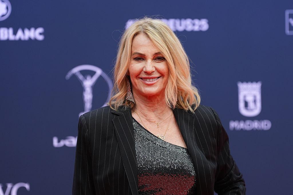 Nadia Comăneci îmbrăcată cu un sacou negru elegant