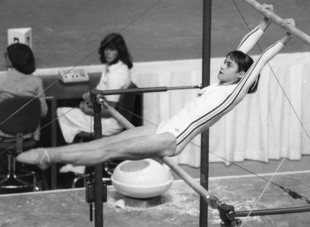 Nadia Comăneci în tinerețe, practicând gimnastica