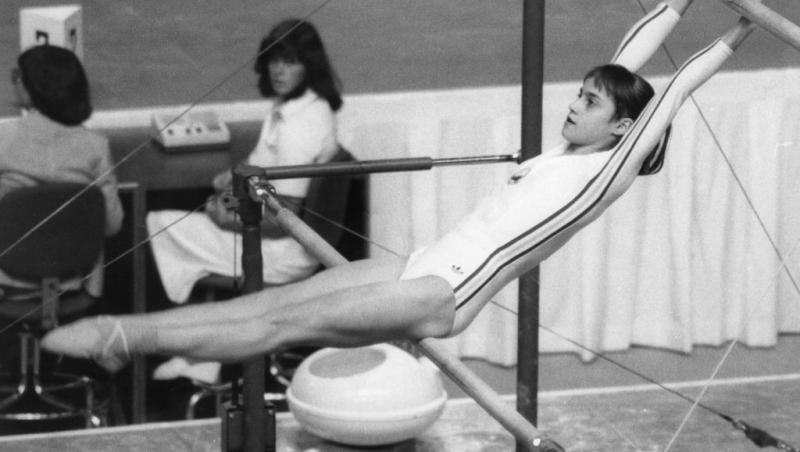 Nadia Comăneci în tinerețe, practicând gimnastica