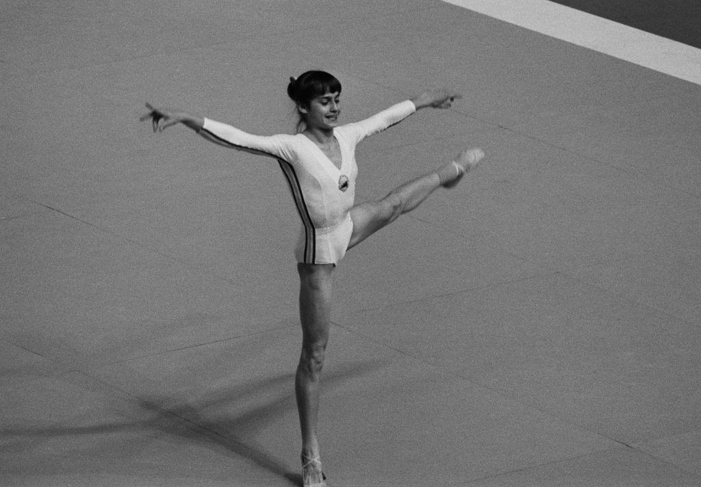 Nadia Comăneci în tinerețe, practicând gimnastica