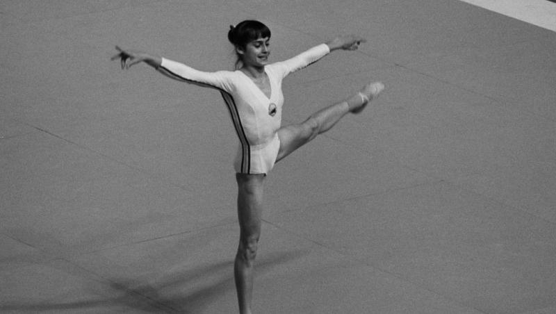 Nadia Comăneci în tinerețe, practicând gimnastica
