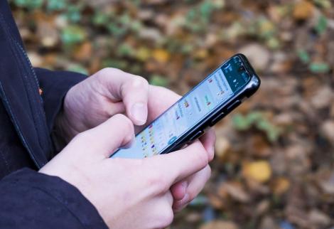 O nouă metodă de fraudă face victime pe WhatsApp, cu mesaje precum „trimite repede” sau „nu spune la nimeni”