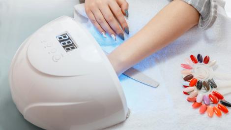 Ce este TPO, ingredientul toxic care a creat isterie după interzicerea lui. Manichiuristele aruncă mii de produse la gunoi