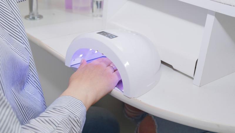 Ce este TPO, ingredientul toxic care a creat isterie după interzicerea lui. Manichiuristele aruncă mii de produse la gunoi