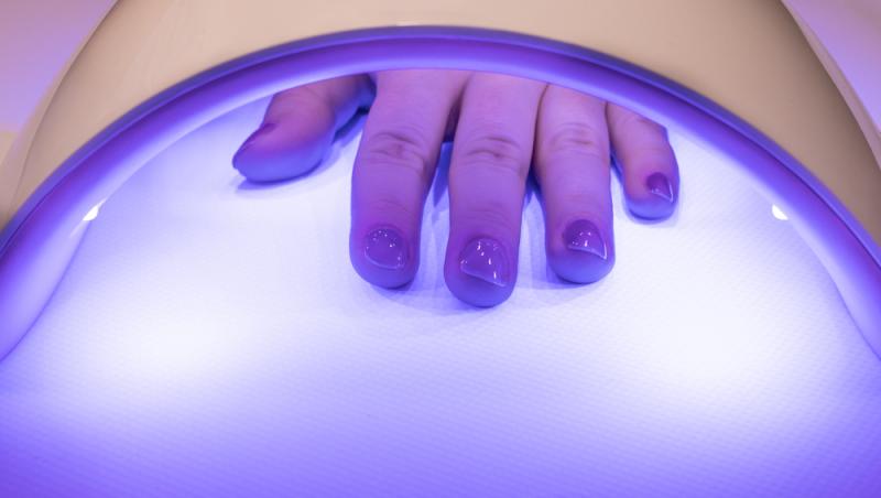 Ce este TPO, ingredientul toxic care a creat isterie după interzicerea lui. Manichiuristele aruncă mii de produse la gunoi