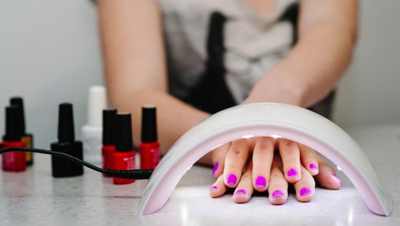 Ce este TPO, ingredientul toxic care a creat isterie după interzicerea lui. Manichiuristele aruncă mii de produse la gunoi