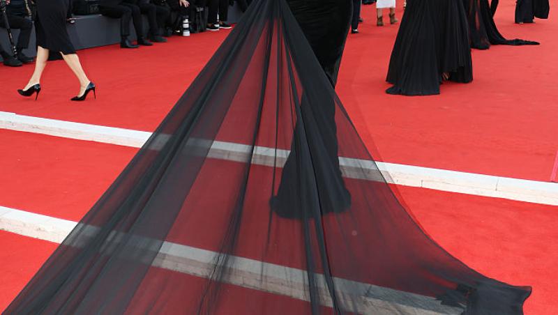 Mădălina Ghenea a făcut furori pe covorul roșu de la Veneția. Ce a spus presa italiană despre apariția ei la Festivalul de Film