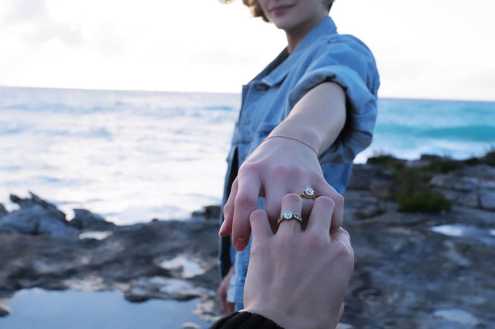 O imagine cu inelele de logodnă ale lui Chloë Grace Moretz și Kate Harrison