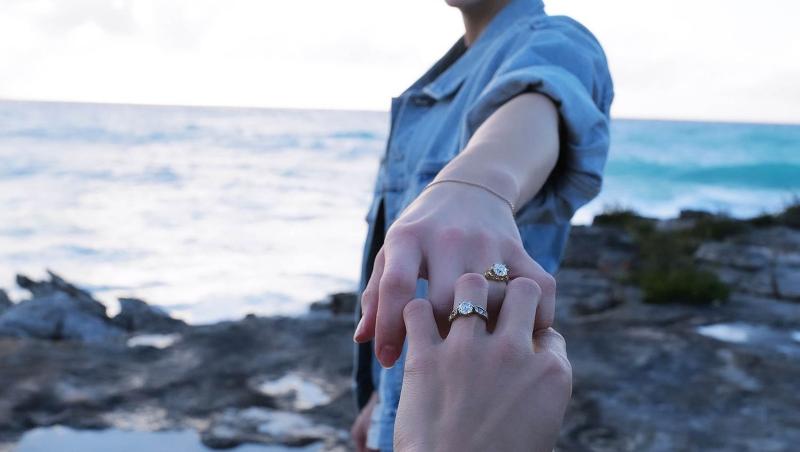 O imagine cu inelele de logodnă ale lui Chloë Grace Moretz și Kate Harrison