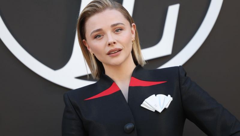 Chloë Grace Moretz îmbrăcată într-o ținută neagră elegantă
