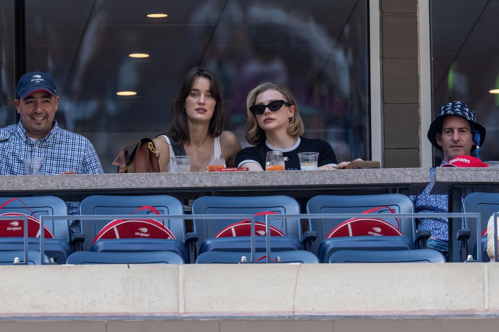 Chloë Grace Moretz alături de Kate Harrison la un eveniment