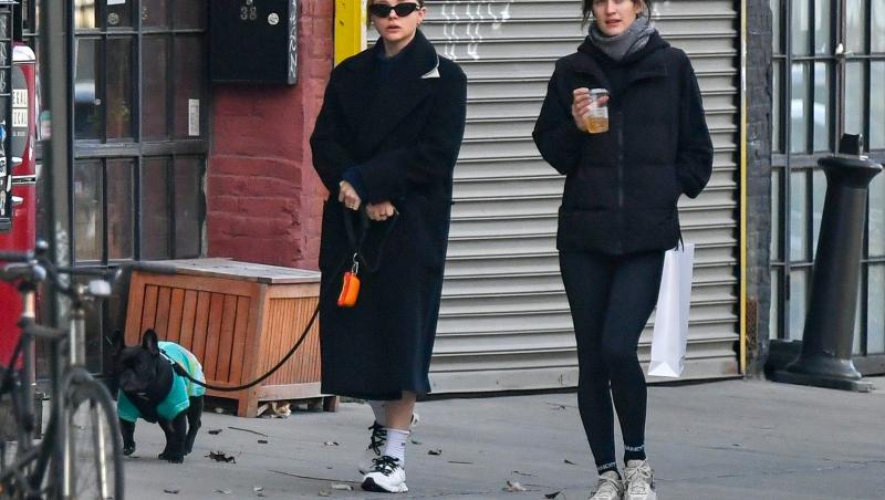 Chloë Grace Moretz îmbrăcată într-o ținută neagră, mergând pe stradă alături de Kate Harrison