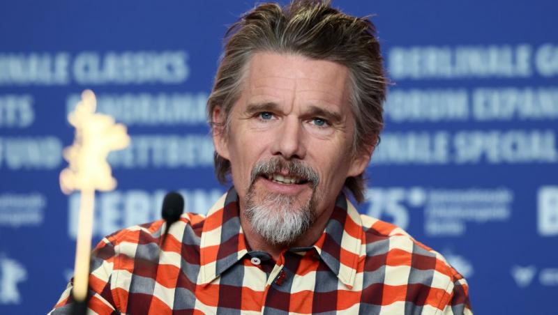 Ethan Hawke îmbrăcat cu o cămașă în carouri