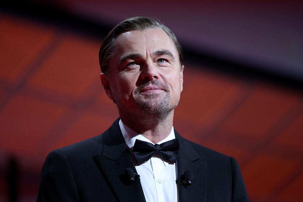 Leonardo DiCaprio îmbrăcat într-o ținută elegantă neagră