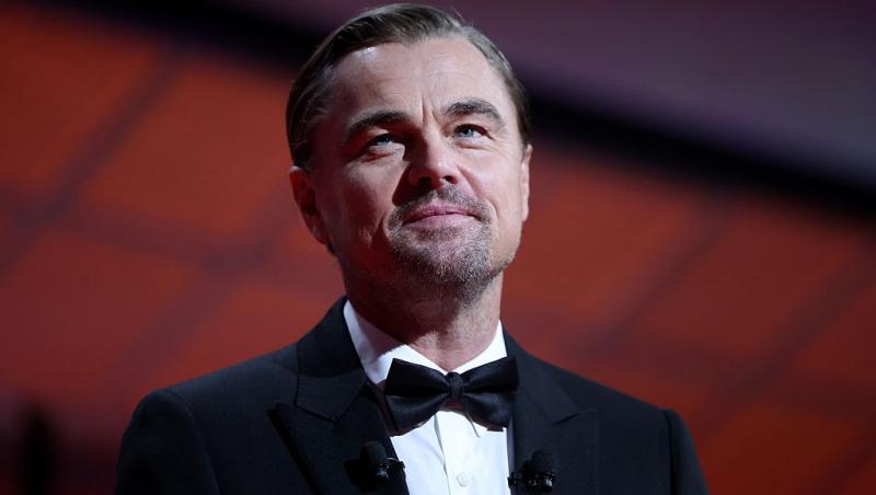 Leonardo DiCaprio îmbrăcat într-o ținută elegantă neagră