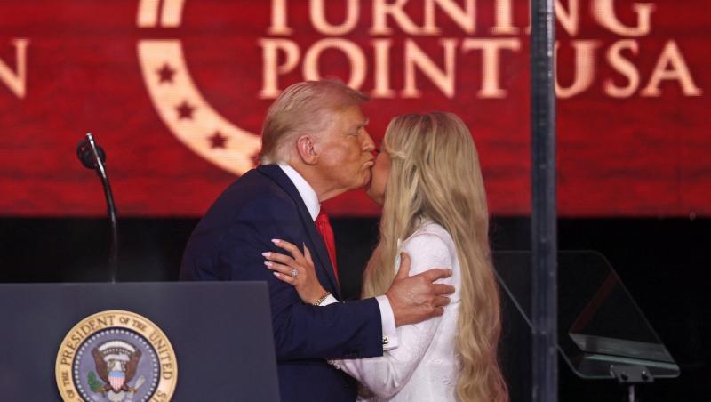 Gestul emoționant făcut de Donald Trump pentru văduva lui Charlie Kirk. Ce moment înduioșător a avut loc la ceremonia omagială