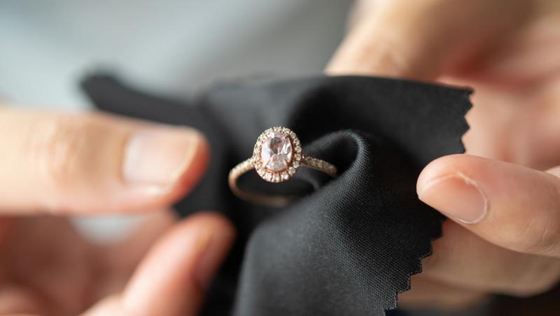 imagine cu un inel in mainile unei femei