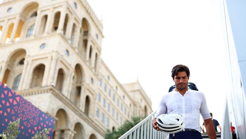 Carlos Sainz, gest de milioane pentru o fetiță. Cum a reacționat micuța când a văzut că pilotul și-a ținut promisiunea în Baku