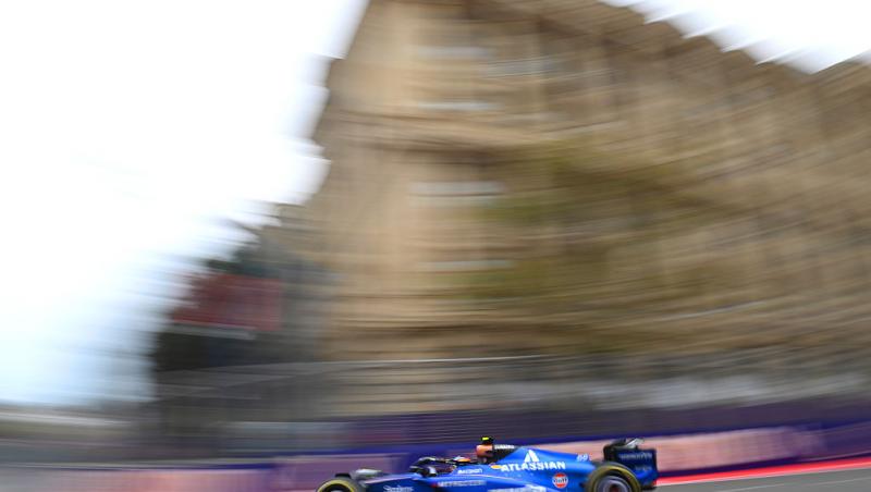 Carlos Sainz, gest de milioane pentru o fetiță. Cum a reacționat micuța când a văzut că pilotul și-a ținut promisiunea în Baku